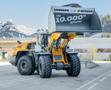The 10,000th XPower wheel loader with specially labelled bucket at the Liebherr factory in Bischofshofen