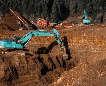 Cross Civils’ Molson-supplied equipment working the sand and gravel deposit next to the river Tay