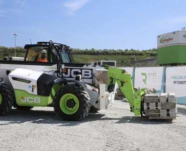 Gallagher Group provided the setting for Lower Thames Crossing’s first successful trial of low-carbon, hydrogen combustion-powered machinery – a JCB 540-180H Loadall