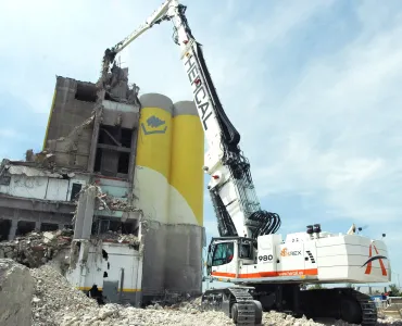 Hercal have invested in the largest demolition excavator on the Iberian Peninsula – the Liebherr R 980 Demolition 