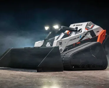 Bobcat’s new evolution of compact equipment – the RogueX – produces zero emissions, with a lithium-ion battery, electric drive system and without hydraulics 