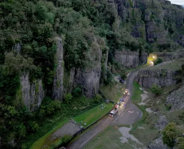 Heidelberg Materials UK and Somerset Council removed and recycled the worn-out two-mile road, and produced and laid the new asphalt under challenging conditions, including steep gradients, narrow passes and nighttime working