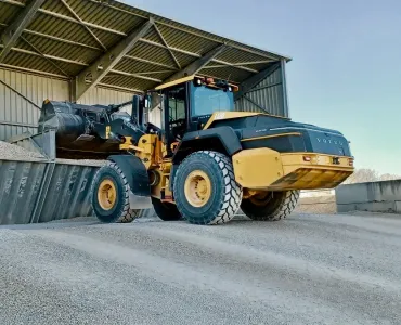 Roger Martin Group’s new L120 Electric wheel loader on hopper-loading duties at SABEVI-Bourgogne Béton 
