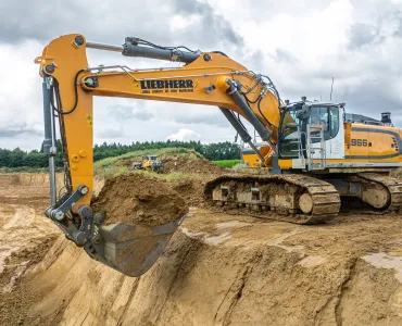 The Liebherr R 966 crawler excavator plays a central role in extraction operations in Wertingen