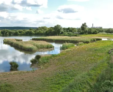 Attenborough Clifton Pit and Kingfisher Hide. Photo Richard Rogers, Notts WT