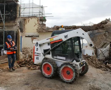 Remote-controlled Bobcat compact loader