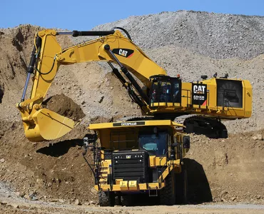 Cat 6015B loading a Cat 775G