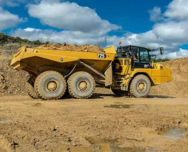 Cat 725 articulated dumptruck