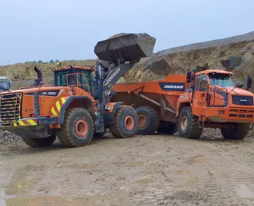 Doosan DL550-5 wheel loader and DA40-5 articulated dumptruck