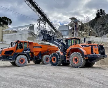 Doosan DL550-5 wheel loader and DA30-7 ADT