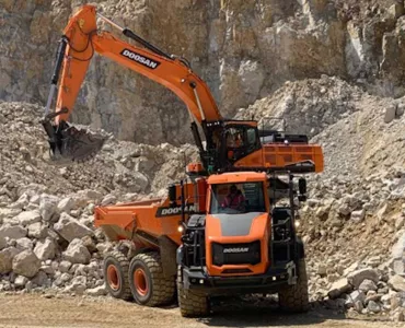 Doosan DX420LC-7 crawler excavator loads a DA30-7 ADT