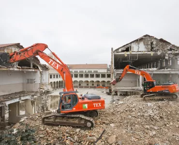 Some of the Doosan excavators tearing down the iconic Colegio de los Salesianos 