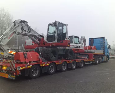 A five-axle Goldhofer STEPSTAR STN-L5 semi-trailer