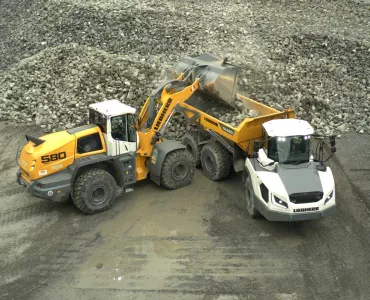 Liebherr 580 XPower wheel loader and TA 230 articulated dumptruck