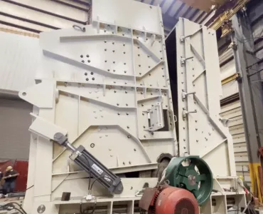 New Holland-style primary impact crusher