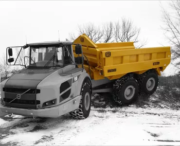 Dumptruck fitted with a rear-eject body