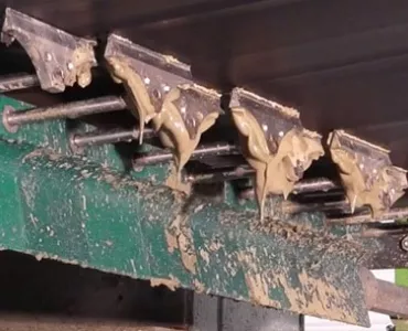 Conveyor belt cleaning system