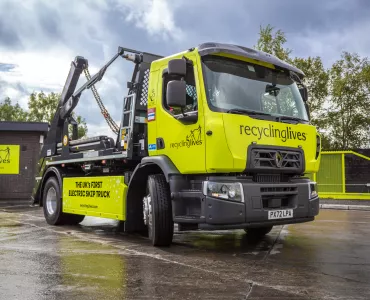 Renault E-Tech D18 Wide skip truck