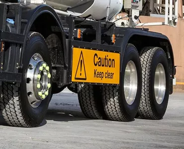 Lorry fitted with a sideguard