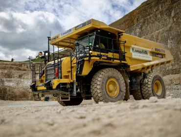 Longcliffe Quarries’ Komatsu HD605-8 haul truck 