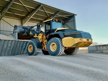 Roger Martin Group’s new L120 Electric wheel loader on hopper-loading duties at SABEVI-Bourgogne Béton 