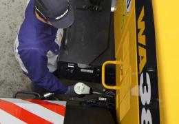 Factory filling a Komatsu machine with HVO at the KGC plant in Hannover, Germany 