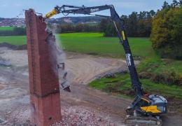 Austen’s Volvo EC380E HR features a custom-made quick-change boom system 