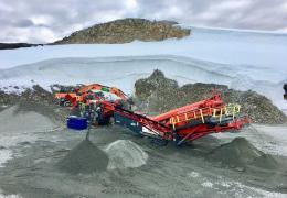 The Sandvik QH332 Hydrocone crusher and QA335 Doublescreen in operation in the Antarctic