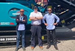 Mark Ferguson, Powerscreen regional sales manager (centre), with Ennio Dedè, sales manager at Impianti (left), and Fabio Orini, managing director of Impianti (right), at Samoter 2023