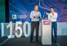 Dr Dominik von Achten, chief executive officer of Heidelberg Materials (right), and Prof Dr Eckart Würzner, Mayor of the City of Heidelberg, jointly gave the starting signal for the anniversary campaign ‘new meeting points of innovation for Heidelberg’ at the ceremony