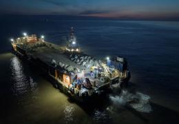 Aggregate Industries’ SeaRock barge carrying the armour-stone on the final leg of the journey to Blue Anchor Beach