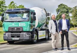 L-R: Danny King, managing director of London Concrete, and Lee Sleight, managing director of Aggregate Industries Readymix Concrete, with the new electric truckmixer