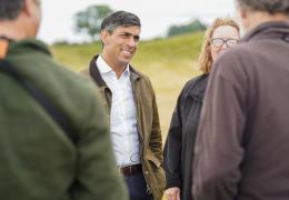 Rishi Sunak talking to staff and volunteers at Thornborough Henges in North Yorkshire. Photo: The Conservative Party