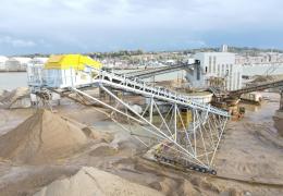 The QMS-designed and built 60m radial stacker conveyor at Heidelberg Materials UK’s Frindsbury Wharf site