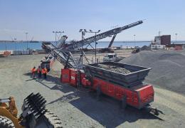 HF18 mobile hopper feeder feeding the TB52 radial telescopic shiploader via the TL35 link conveyor