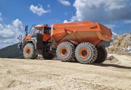 Fibran’s new Develon DA45-7 articulated dumptruck at work in Tuscany’s ‘Chalk Valley’