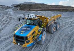 The autonomous Bell B40E articulated dumptruck in action at Sibelco’ Cornwood Quarry, in Devon