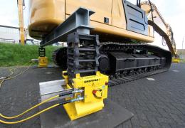 Two pairs of Enerpac cube jacks provide co-ordinated hydraulic lifting of loads up to 25 tonnes per jack to a height of 2m 