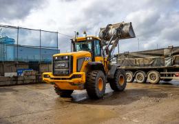 One of Reston’s new JCB 427 Wastemaster loading shovels operating at their Wimbledon transfer station   