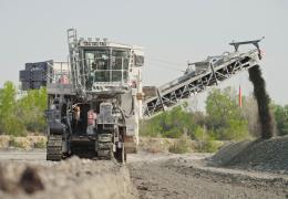 The 280 SM(i) cuts limestone with a uniaxial compressive strength of 110MPa at a rate of 400 tons/h