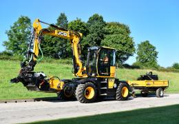 A JCB Pothole Pro wheeled excavator with purpose-built trailer