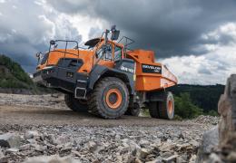 The 4x4 DA45-7 two-axle articulated dumptruck from Develon