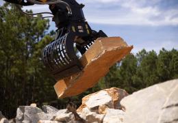 Cat G308 sorting grapple in operation 