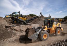 Leedale’s new HD Hyundai HL960A wheel loader in operation at the company’s head office site in Alfreton