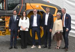 The inauguration ceremony marked the start of Arvika’s journey into the production of electric wheel loaders. Pictured (L-R) are Prince Carl Philip, Princess Sofia, Mikael Liljestrand, Melker Jernberg, Maria Andrén, and Governor of Värmland Georg Andrén