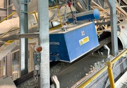 Bunting suspension electro magnet suspended over the conveyor