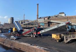 The Titan W800 wheel-mounted mobile truck unloader in operation