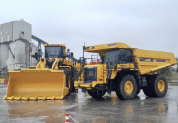 The Komatsu WA800 wheel loader and HD605 rigid dumptruck supplied to 