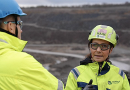 L-R: Fredrik Tjernström, Volvo electromobility solution sales, and Marie Apelgren, quarry supervisor at Heidelberg Materials’ Skövde site