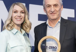 L-R: Comedian and presenter Rachel Parris presenting the award to Ian Innes, Heidelberg Materials’ major projects and key account director